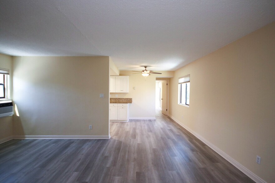 Building Photo - 874 S Marengo Ave