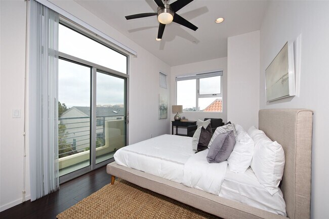 Building Photo - Beautiful 2-Bedroom Townhome in Hillcrest with Private Balconies & Attached Garage