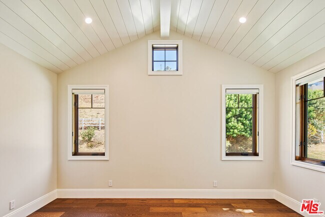 Building Photo - 5561 Horizon Dr
