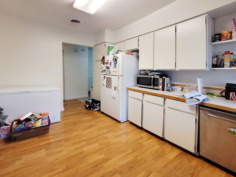 Building Photo - 651 N Hayes St