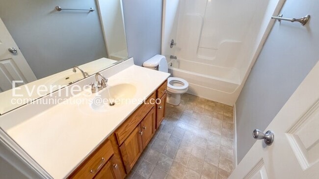 Building Photo - 5 Bed, 3 Bath Home with Fenced Yard & Garage / Pet-Friendly / Available Now!
