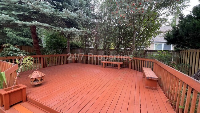 Building Photo - Inviting 3 BD | 2.5 BA Home w/ Massive Bac...