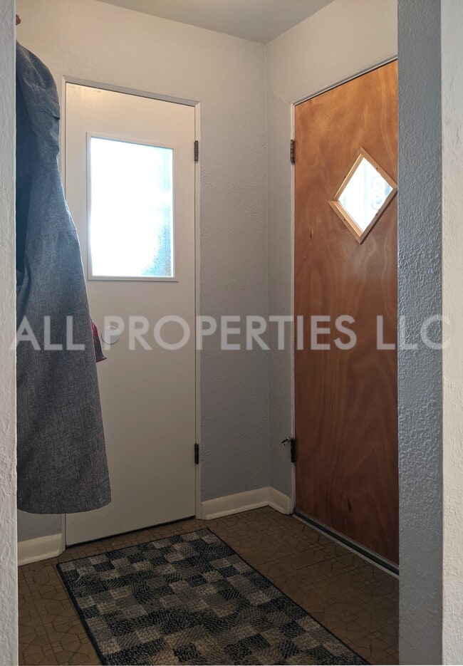 Building Photo - 1215 Cherry St