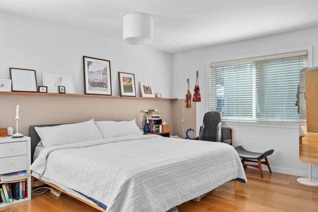 Building Photo - 20 Quarterdeck St