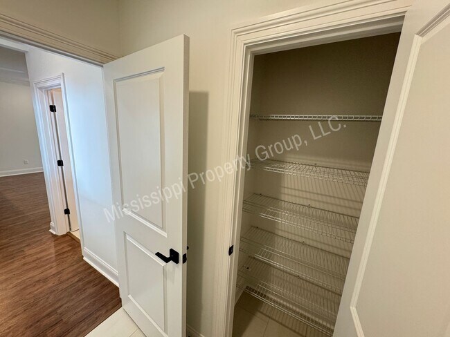 Building Photo - 721 Southview Dr