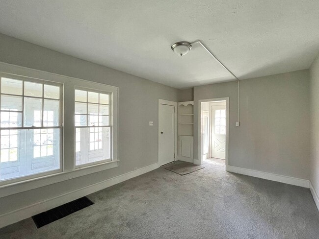 Building Photo - Multi Family Home 3 Bedroom and 1 Bath For Rent - Coming Soon