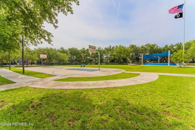 Building Photo - 798 Main St