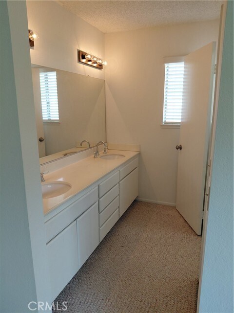 Building Photo - 902 Chaparral Dr