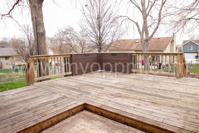 Building Photo - Must See! Well maintained 3 Bedrooms 2.5 B...