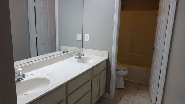 Building Photo - Beautiful 2 Bed/2 Bath Condo - Hardwood Floors - Granite Counters - Gas Fireplace - Community Pool