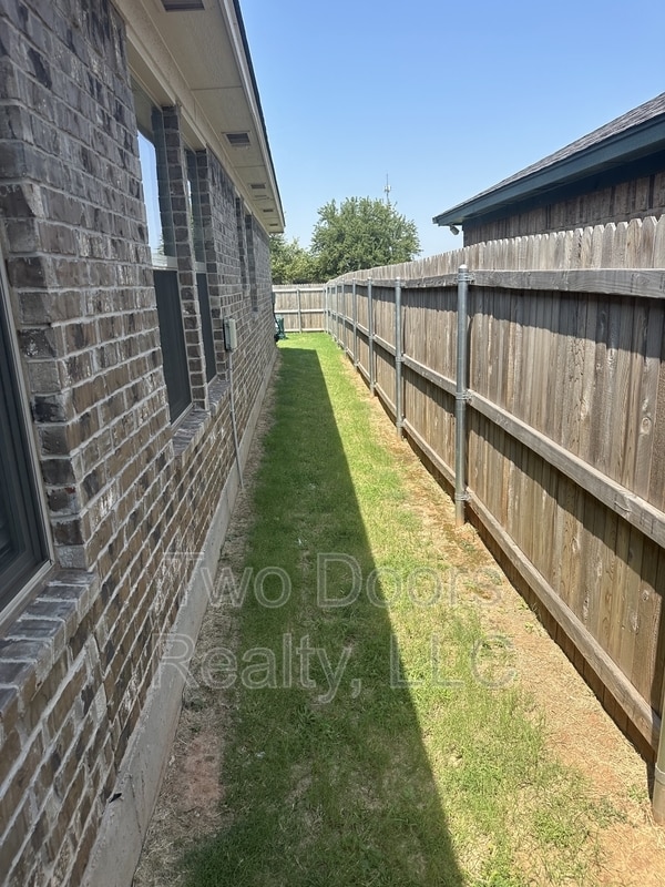 Building Photo - 2229 Roca Dr