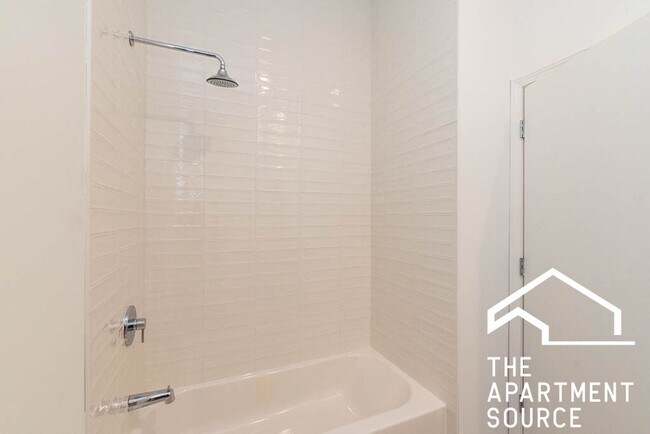 Building Photo - South Loop 3 bed 2 bath -- Updated Kitchen...