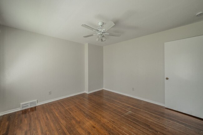 Building Photo - 3-Bedroom in Westworth Village!