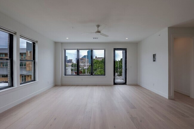 Building Photo - 309 W Daggett Ave
