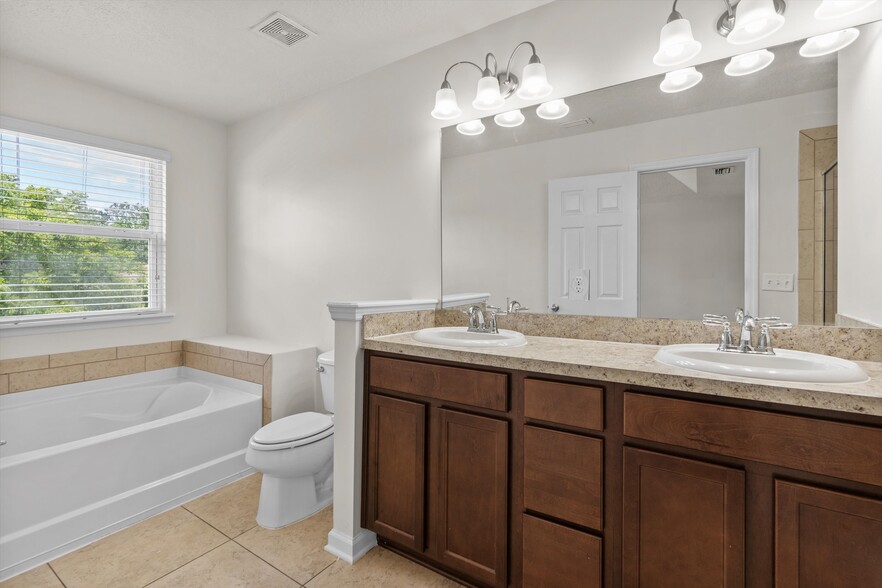 Building Photo - 3851 Aubrey Ln