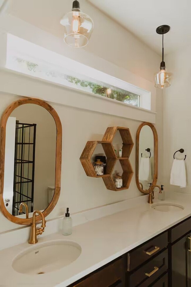 Building Photo - Beautiful and Bright Vintage Home – Fully Furnished