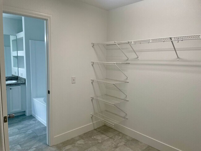 Building Photo - Fully Remodeled 3 bedroom Stallion Mountai...