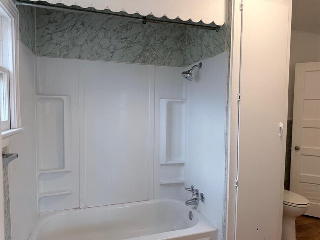 Building Photo - 1604 Main St