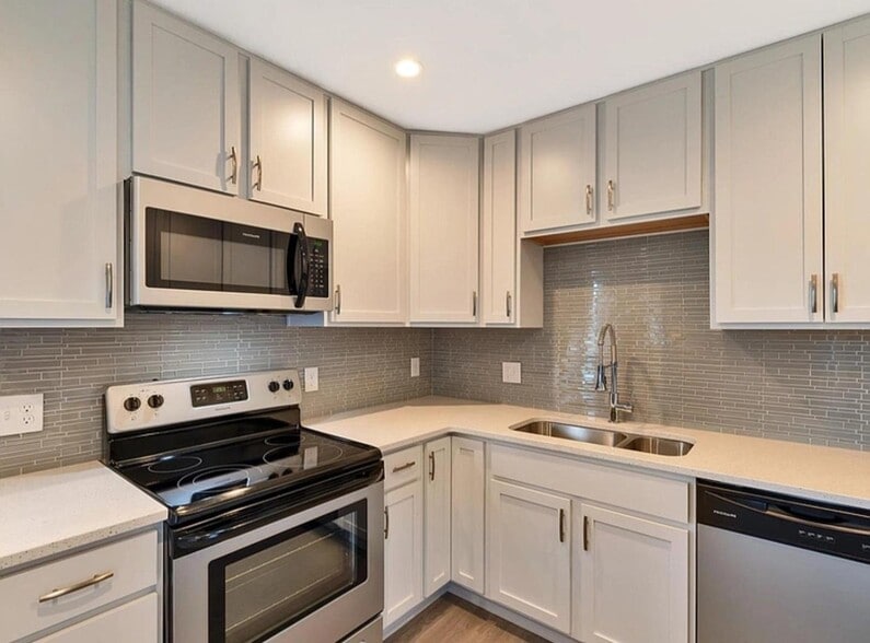 Building Photo - 3354 S Flower St