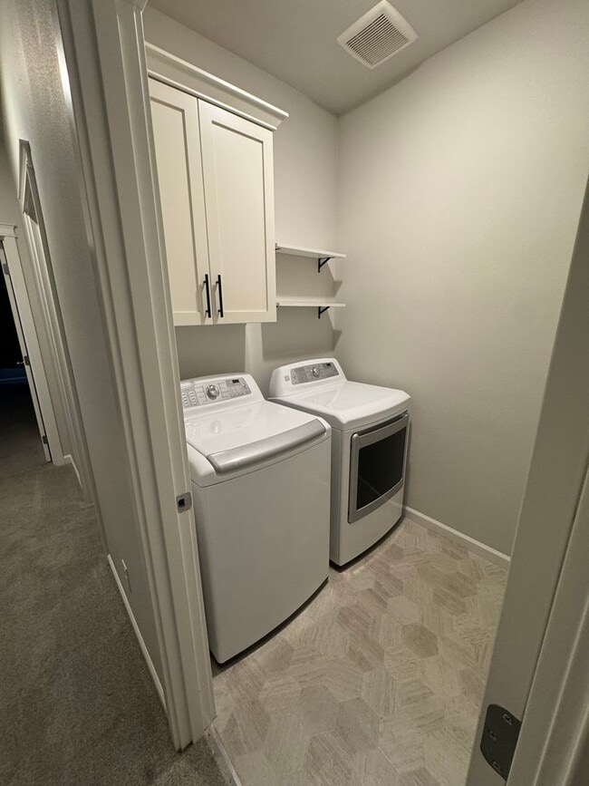 Building Photo - Charming 3-Bedroom Home