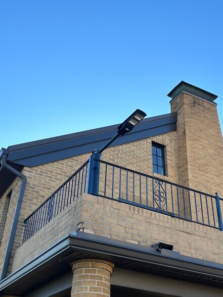 Building Photo - 547 N Broadway St