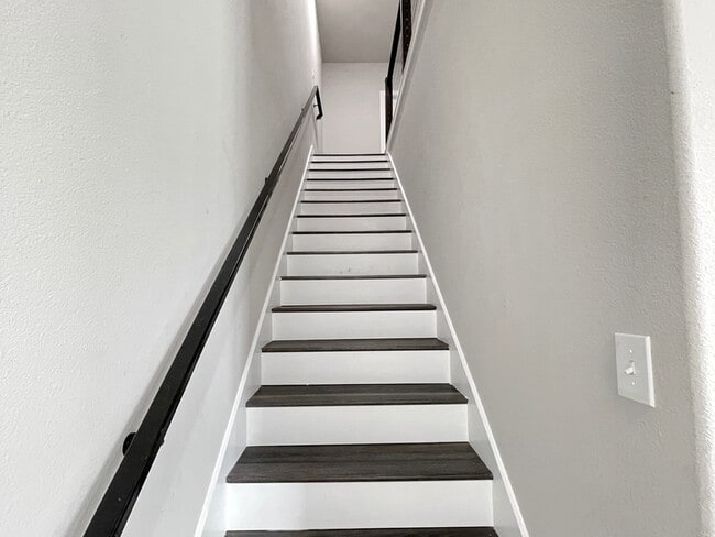 Building Photo - 3215 Chenault St