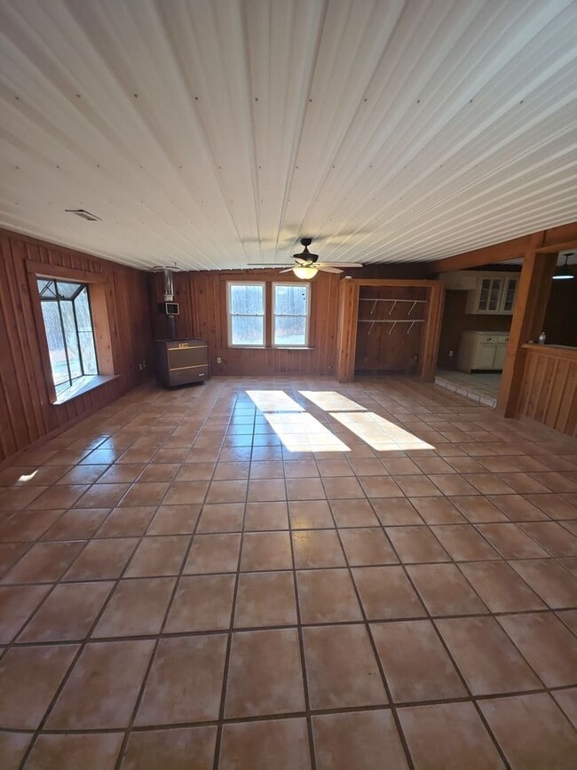 Building Photo - Peaceful 3-Bedroom Country Home with Barn and Large Front Porch in Walling, TN