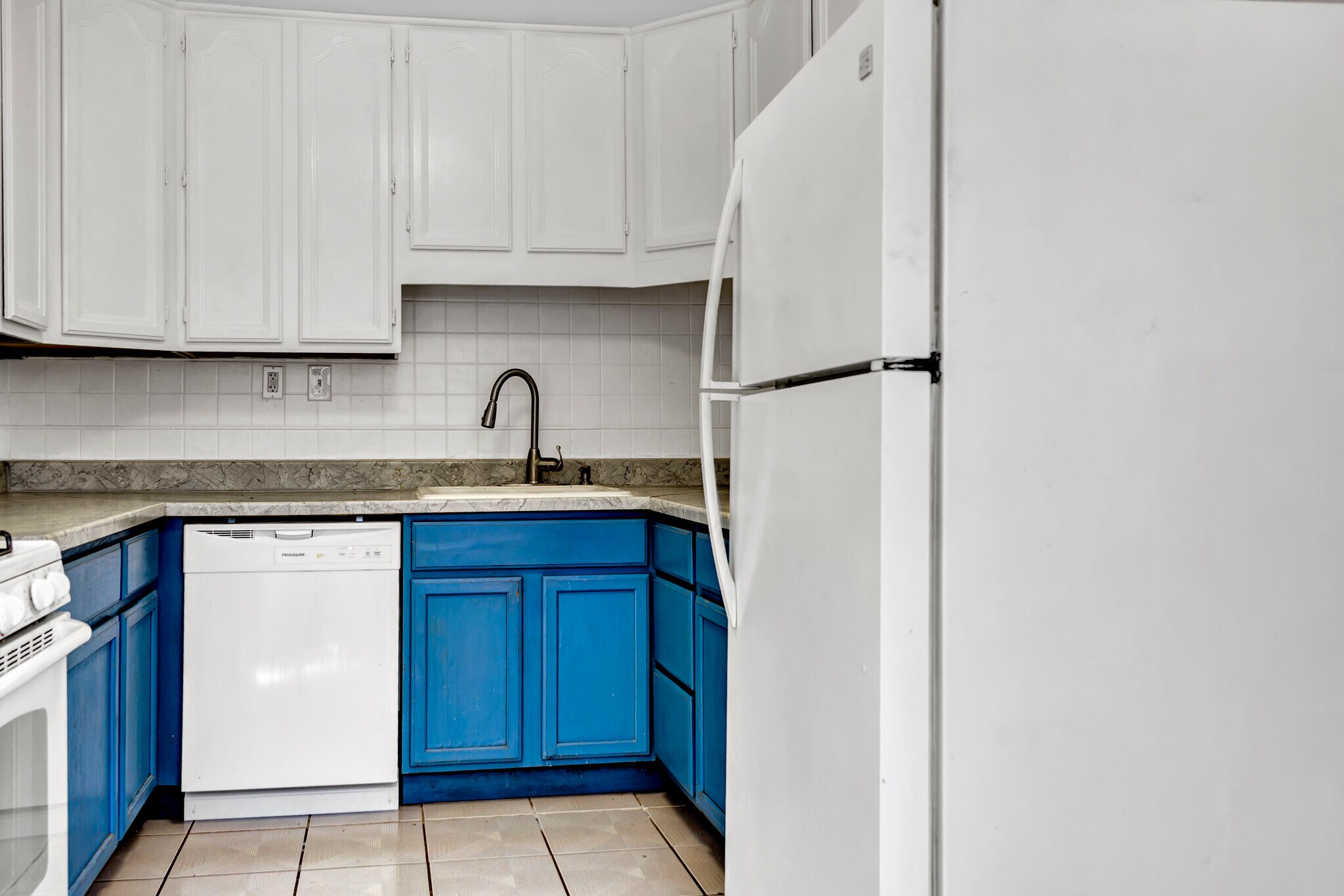 Building Photo - 4440 Turquoise Dr