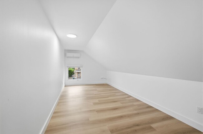Building Photo - 568 Hale Ave