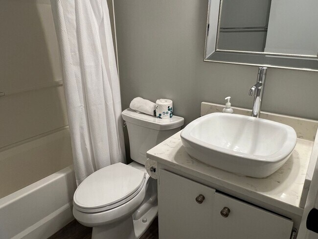 Building Photo - Walk to the Beach! Beautifully Remodeled/Furnished Fiddler's Cove