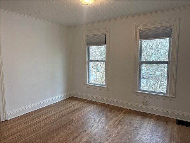 Building Photo - 355 Caroline St