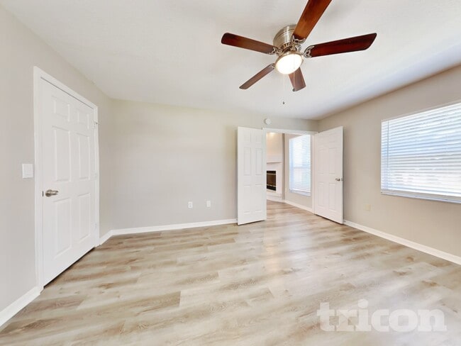 Building Photo - 528 Little Lake Ct