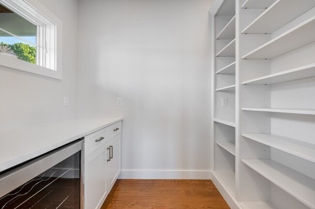 Building Photo - 8 Riverside Rd