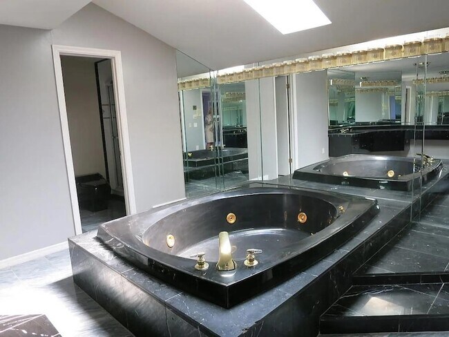 Building Photo - 17 Casarena Ct