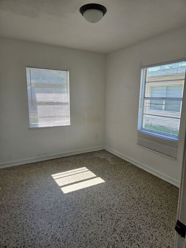 Building Photo - Charming 1/2 duplex in the heart of Orlando