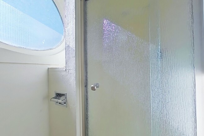 Building Photo - 1 Bedroom Apartment ~ Close to Campus
