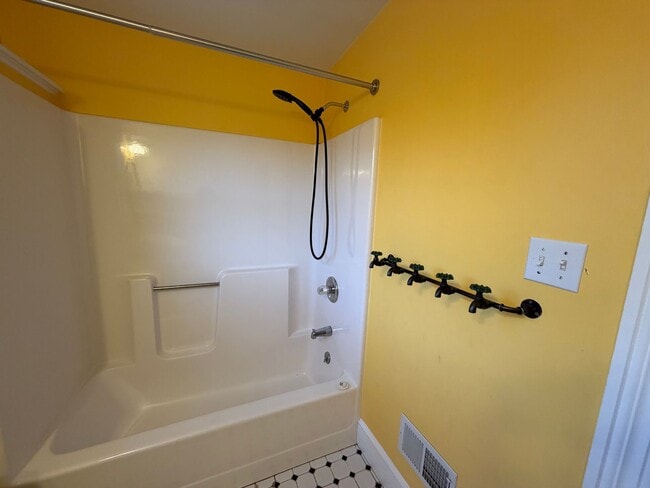 Building Photo - 5826 Railroad Ave