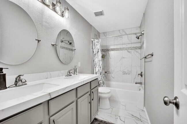 Building Photo - 9811 Carrington Dr