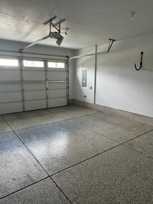Building Photo - Fully Furnished 3 Bed/2 Bathroom Home-2042...