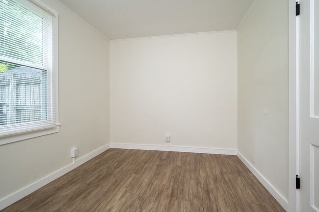 Building Photo - 3 Bed/1 Bath duplex