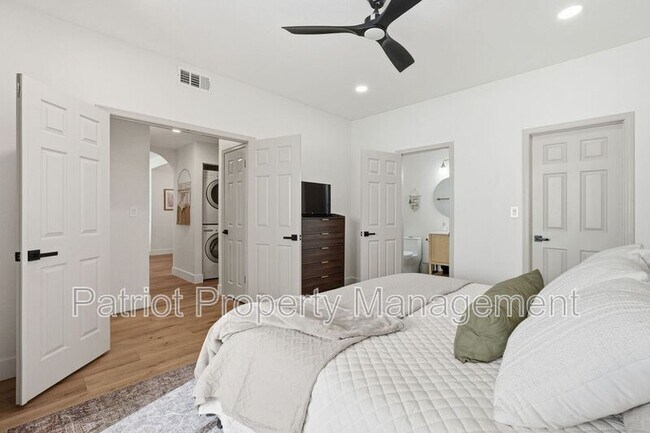 Building Photo - 9708-9708 E Vía Linda