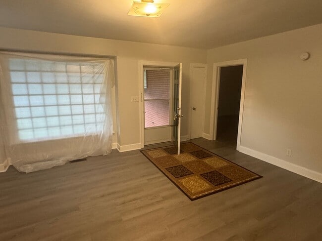 Building Photo - 3 Bedroom House - Excellent value for Bric...