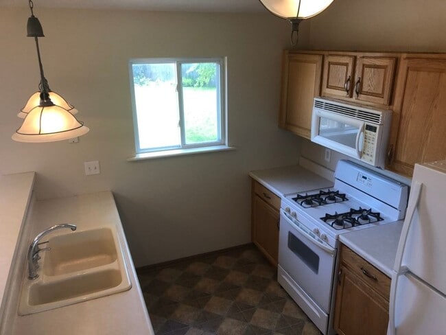 Building Photo - Gorgeous 3 Bedroom, 2 Bathroom Home minutes from Offutt Air Base