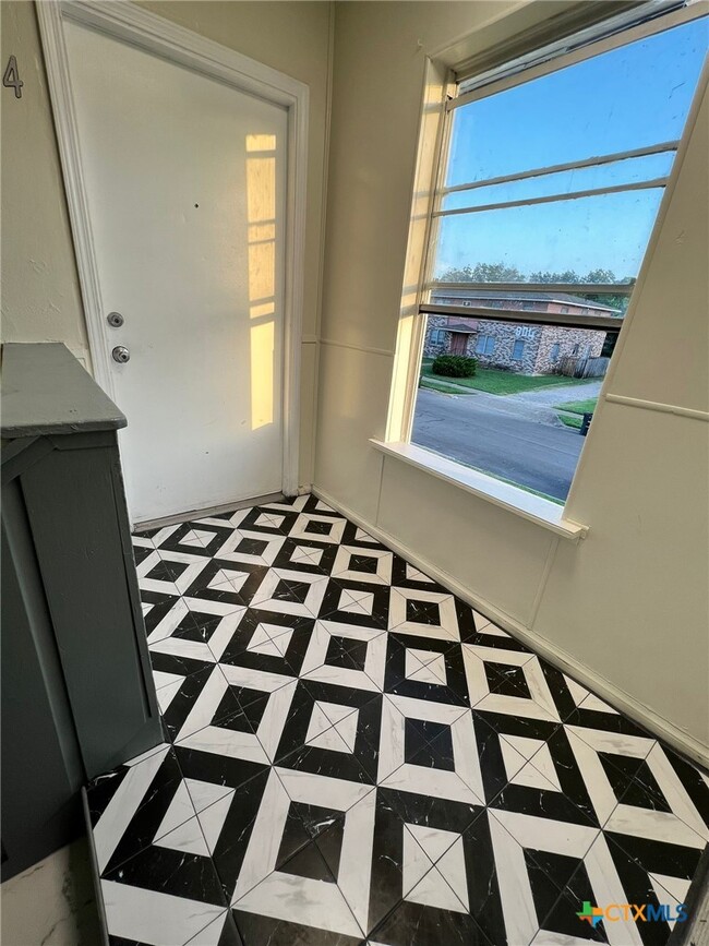 Building Photo - 805 Sissom Rd