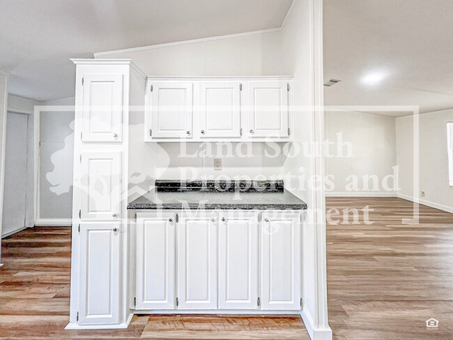 Building Photo - 8916 Beverly Hills Rd