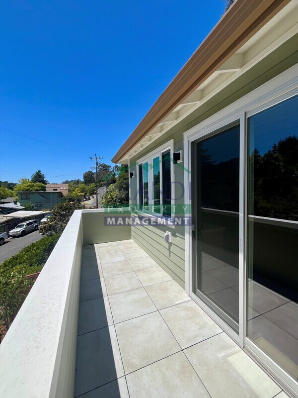 Building Photo - 10 E Crescent Dr