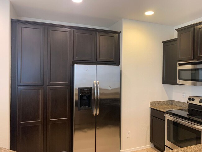 Building Photo - Beautiful 3 bedroom 2 bath condo in Power ...