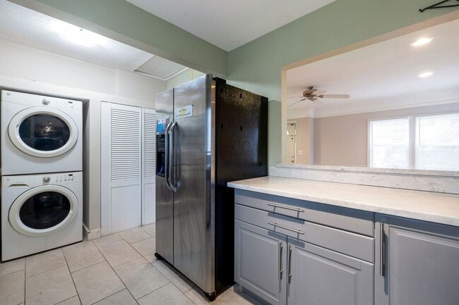 Building Photo - 6 month lease only no extensions Greenwood bungalow