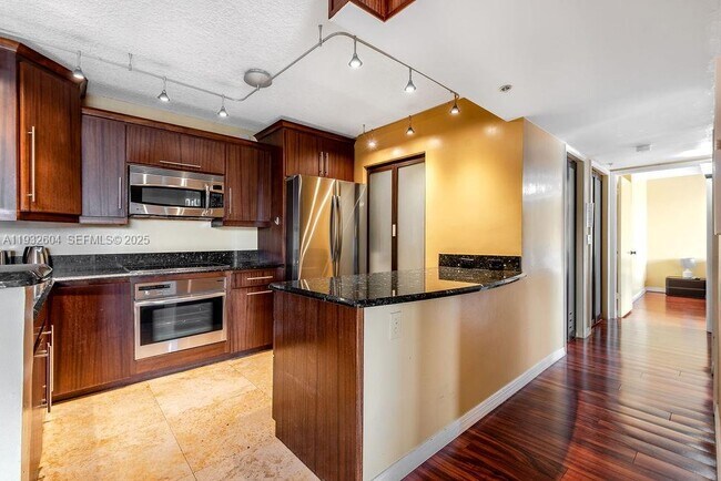 Building Photo - 19999 E Country Club Dr