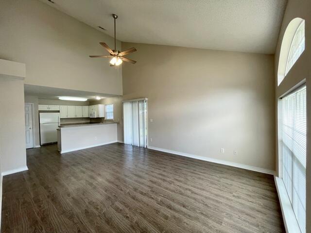 Building Photo - 925 Village Ln